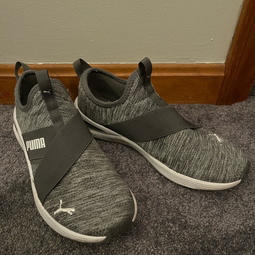 Puma women’s size 9 prowl sneakers